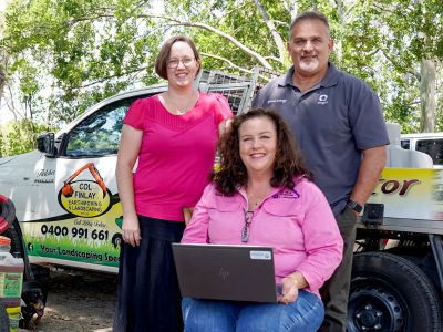 5-Many-Rivers-and-Origin-Energy-Indigensou-Business.-Pictured-Libby-Finlay-of-Col-Finlay-Earthmoving-with-Origin-Energys-Bronwyn-Lyndon-and-Matthew-Ralph.jpg